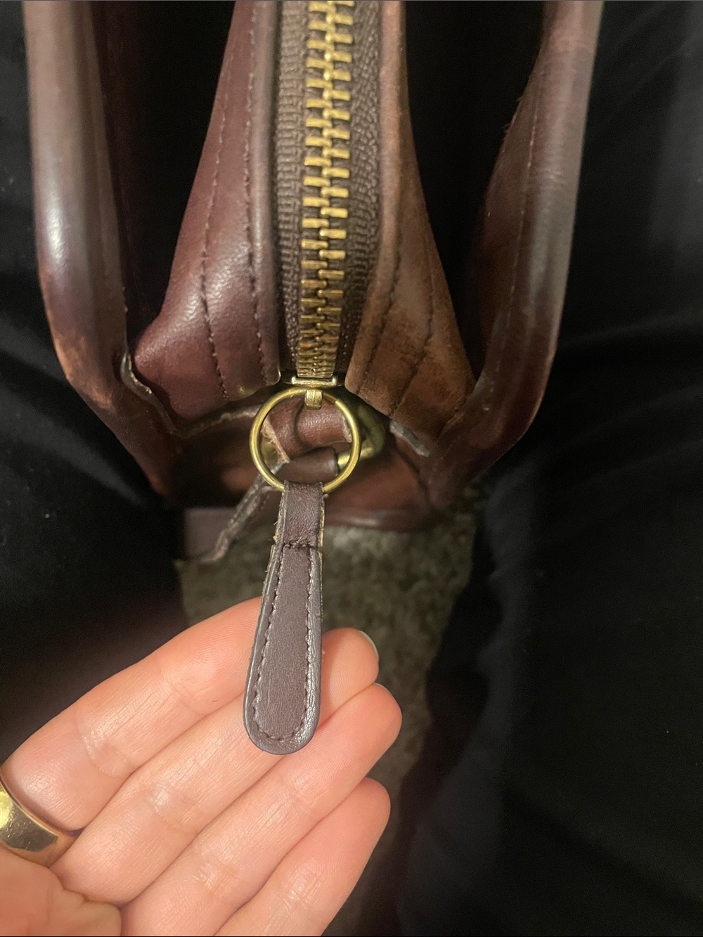 Vintage Coach Leather Crossbody zipper Bag in chocolate brown color - Picture 8 of 16